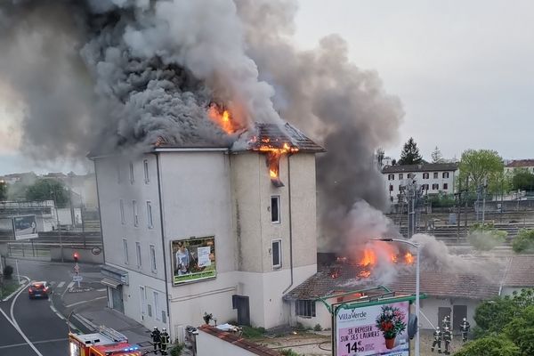 Le spectaculaire incendie de l'hôtel du Parc à Bourg-en-Bresse. 