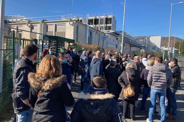 Environ 80 salariés de l'usine de Volvic, dans le Puy-de-Dôme; ont débrayé ce mardi 8 février.