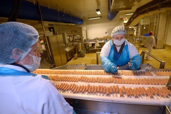 Usine de Tilly Sabco à Guerlesquin (29) dans l'atelier de préparation de saucisses de poulets