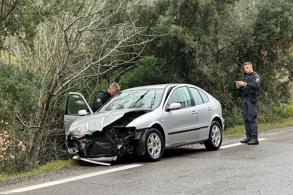 La voiture fortement endommagée par le choc, est examinée par les gendarmes.