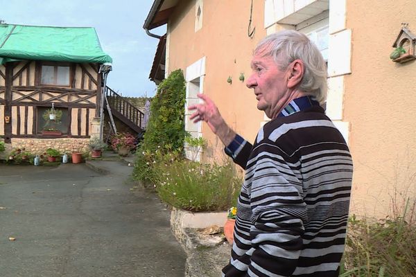 Deux ans après avoir subi la grêle, la maison de Jean-Claude Castelain n'est toujours pas entièrement réparée