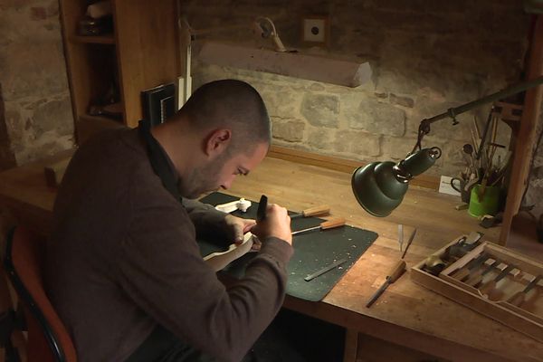 David produit une dizaine de violon par an.