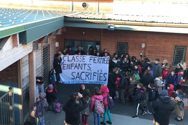 Les parents ont déployé une banderole dans la cour de l'école.