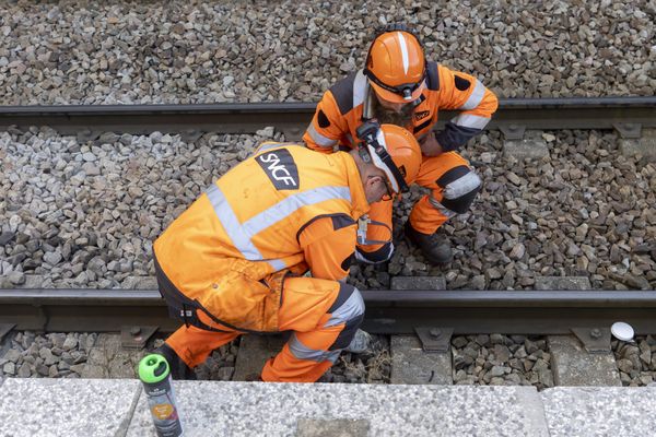 Des agents de la SNCF assurant la maintenance des rails à la gare Montparnasse