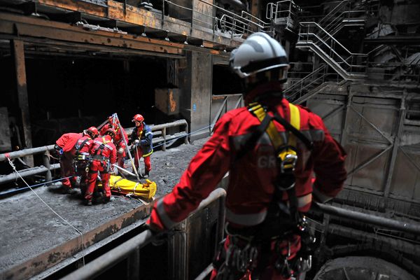 Une équipe spécialisée en sauvetage et déblaiement a été nécessaire pour accéder à la victime après sa chute de 8 mètres dans une usine désaffectée.