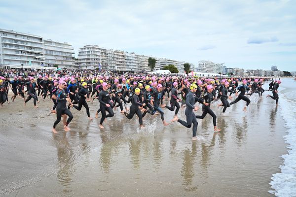 Un bon conseil avant de se jeter à l’eau ? Dans la foule, placez-vous en fonction de votre niveau. Vous êtes bon nageur ? Restez à l’avant et prenez un départ assez rapide pour vous dégager du groupe.