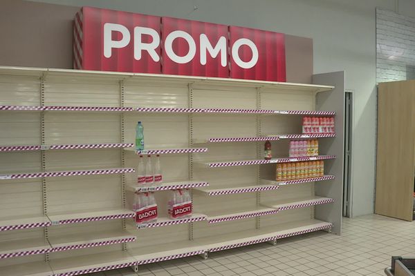 En l'absence de livraisons, les rayons du supermarché sont bien vides.