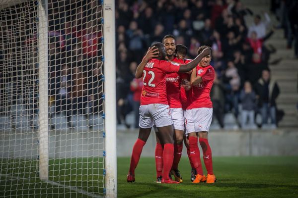 Nîmes qui a battu Valenciennes (1-0) vendredi en ouverture de la 31e journée de Ligue 2 a fait fait un pas de plus vers la montée en Ligue 1, et est désormais à 8 points du leader Reims.