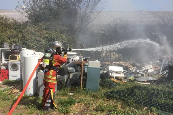 Plusieurs mètres cubes de ferrailles incendiés