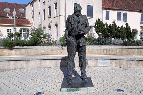 Statue de Victor Hugo au centre-ville de Besançon. 