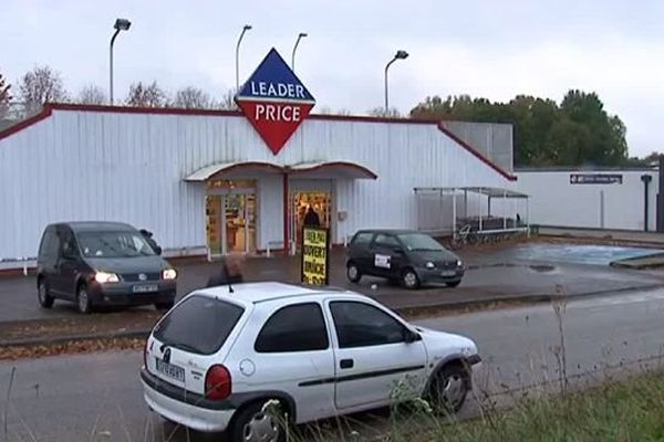 L'hypermarché devant lequel deux bombes artisanales ont été jetées aujourd'hui en fin d'après-midi à Limoges.