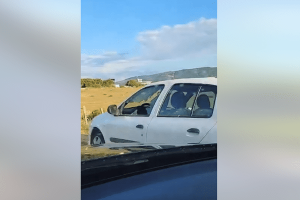 Les vitres de plusieurs voitures stationnées sur la route de l'aéroport de Figari ont été brisées.