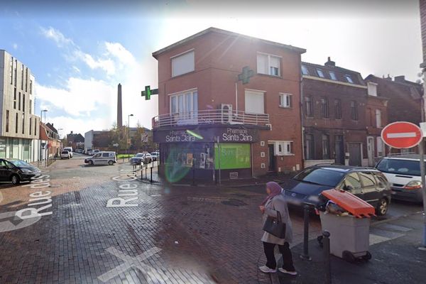 Entrée de la rue Cugnot (à droite), dans le quartier de l'Epeule à Roubaix où un homme a été roué de coups la nuit dernière.