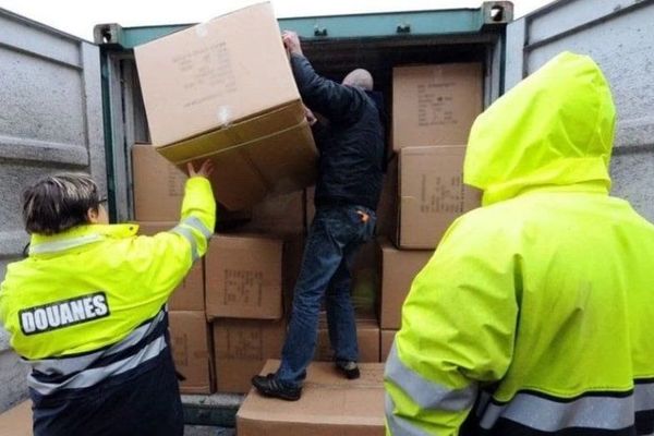 Le 29 octobre 2019, dans les Hautes-Alpes, la brigade des douanes de Gap a découvert 43 chatons et un chiot, transportés dans les cartons d'un fourgon en provenance d'Ukraine. 