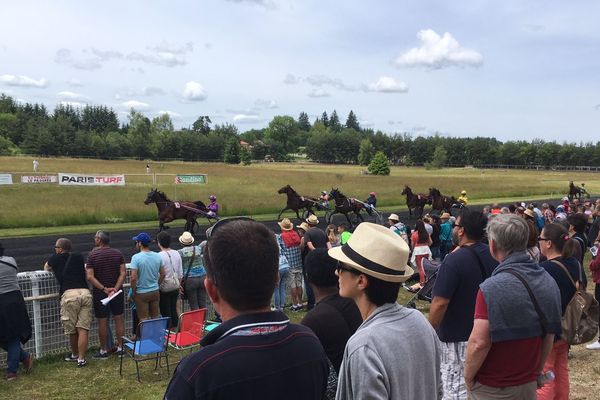 Les turfistes ont assisté dimanche 24 juin aux neuf premières courses de la saison à l'hippodrome de Jullianges (Haute-Loire).