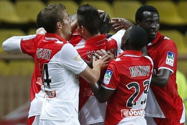 Les joueurs de l'AS Monaco félicitent Lucas Ocampos après avoir marqué contre Valenciennes, le 26 septembre 2012