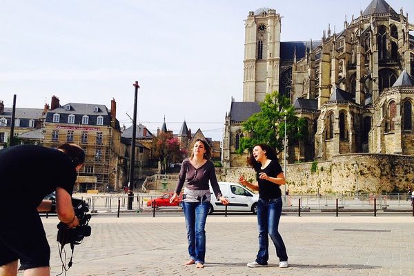 Tournage devant la cathédrale Saint-Julien