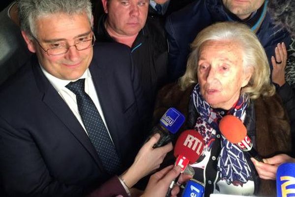 Pascal Coste et Bernadette Chirac savourent la victoire de la droite en Corrèze devant les médias lors du second tour des élections départementales.