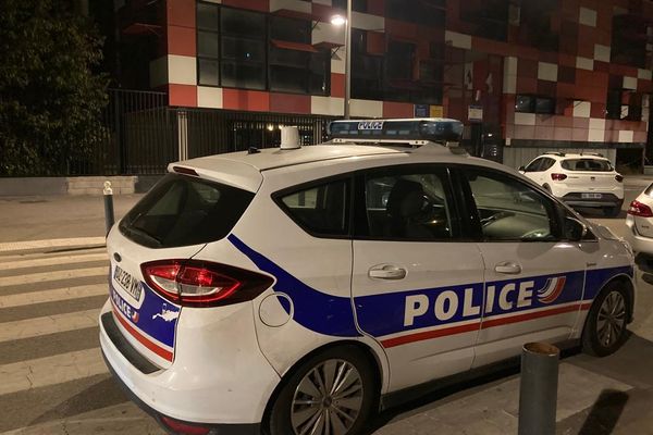 Suite à la mort mort d'un enfant autiste à Marseille, sa mère est mise en examen.