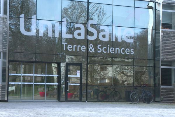 Après la découverte de 63 cas d'étudiants positifs à la covid-19, la direction de l'institut polytechnique UniLaSalle de Beauvais a décidé que tous les cours magistraux se tiendraient en distanciel à partir du 13 octobre 2020.