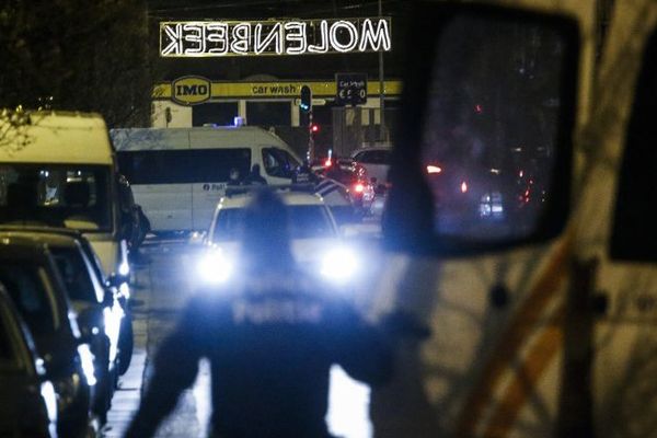 La police belge ce mercredi soir dans la commune de Molenbeek.