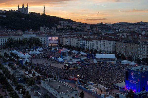 La fan zone mise en place place Bellecour à Lyon pour la finale de l'Euro 2016 de football avait accueilli 24 000 personnes pour voir la France perdre contre le Portugal.