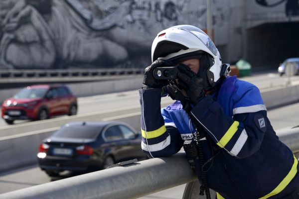 Il roule à 196 km/h avec son bébé à l'arrière, se rebelle et termine en garde à vue