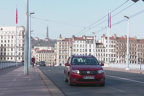 Le bassin lyonnais est en vigilance rouge à la pollution aux particules fines, comme une majeure partie de la région Auvergne Rhône-Alpes, vendredi 26 février : la circulation différenciée est appliquée, mais la communication de cette mesure a beaucoup de mal à circuler jusqu'aux automobilistes.