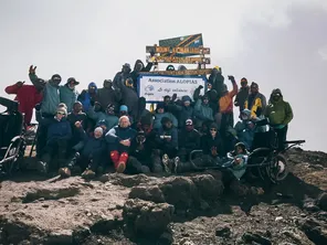 Arnaud Chassery, les deux Joëlettes et l'équipe de la seconde expédition au sommet du Kilimandjaro.