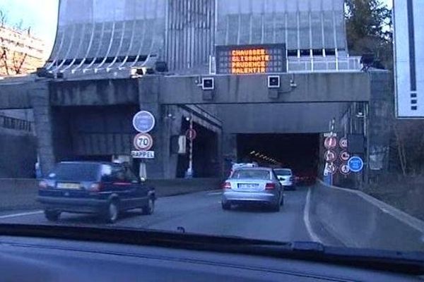 Dans le tunnel sous Fourvière, pas de bande d'arrêt d'urgence : la sécurité des automobilistes n'est pas assurée.