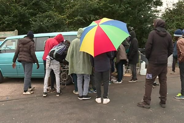 Au cours de l'hiver 2018/2019, environ 150 jeunes migrants dormaient dehors aux abords du port de Ouistreham.