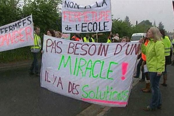 Manifestation des parents d'élèves de l'école Sainte-Marie de Saint-Gatien-des-Bois, ce mardi 21 mai