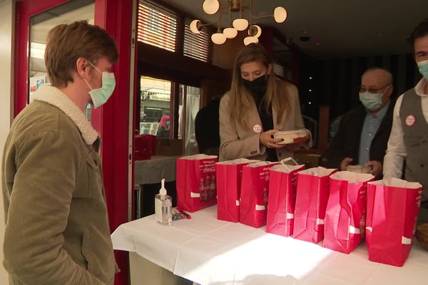 Camille Cerf, marraine de l'opération, a délivré les repas à La Chicorée à Lille, lundi 15 mars 2021.