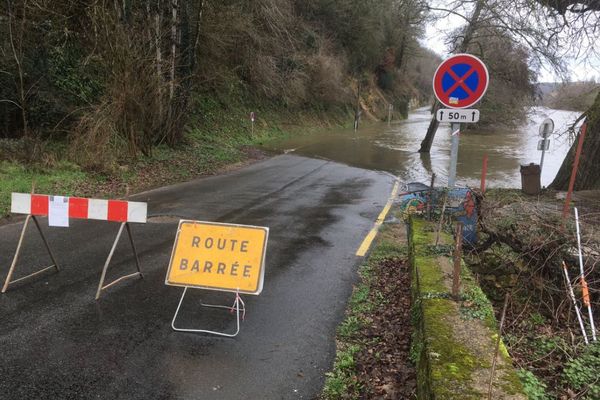 La route départementale qui longe la rivière Dordogne sous les eaux au niveau Beynac. Cliché du 2/02/2021