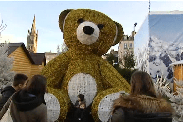 La mascotte du village de Noël a accueilli de nombreux enfants pour la photo traditionnelle.