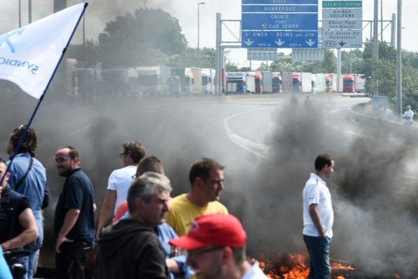 Les manifestants MyFerryLink ont fait brûler des tas de pneus sur l'autoroute A16