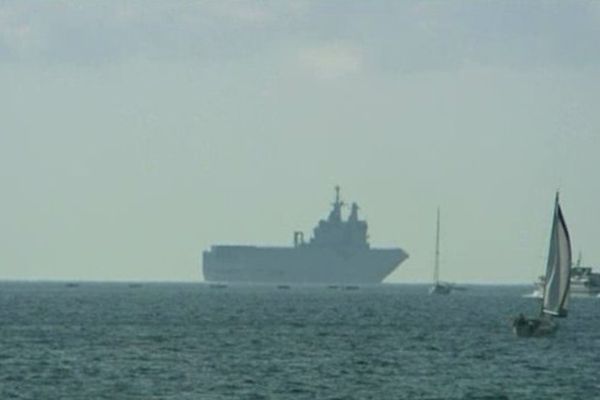 Le porte-hélicoptères Dixmude, ce matin, au large de la rade de Toulon