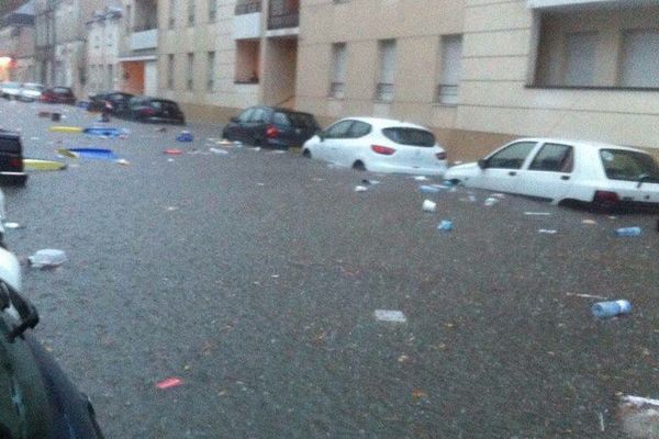 Une rue inondée à Angers, le mercredi 11 mai 2016.