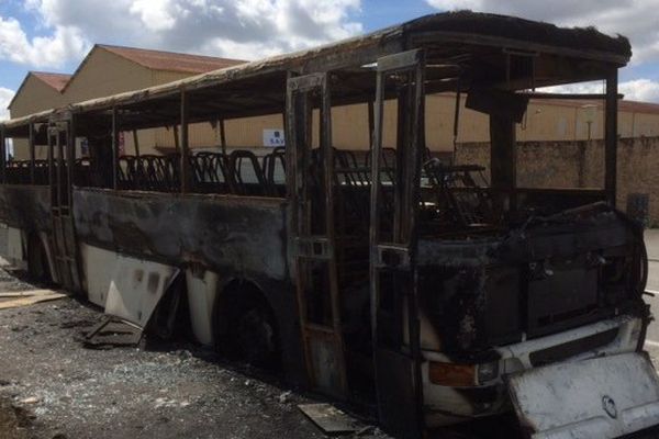 Le bus est totalement détruit