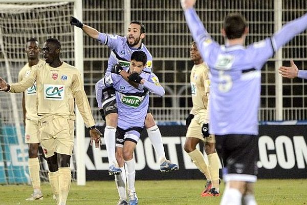 Stade Parsemain à Istres, lundi 7 janvier, les Istréens, bras en l'air, se qualifient pour les 16èmes de finale de la Coupe de France