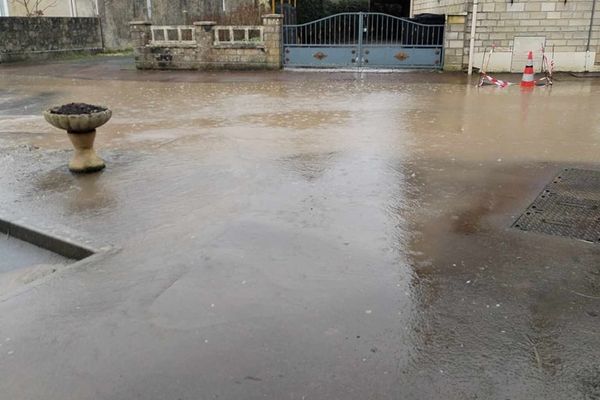 Une rue inondée mercredi 8 janvier 2025, dans le village de Lingevres, dans le Calvados, département placé en vigilance orange crues.