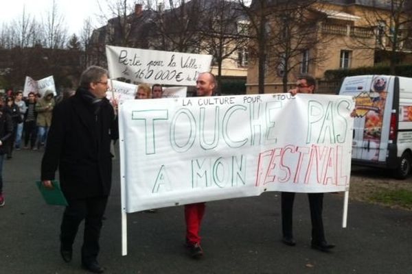 Les manifestants ont défilé dans les rues de Sens ce samedi 29 novembre en faveur du maintien du Festival de Sens