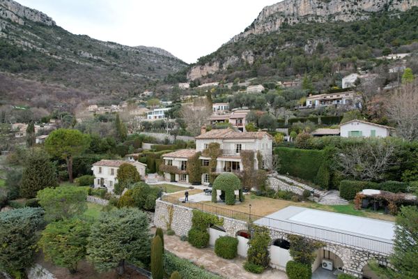 La villa "Les Bolovens" a servi de lieu de tournage du film d'Alfred Hitchcock La Main au collet avec Grace Kelly et Cary Grant.