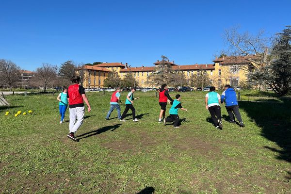 Ce mercredi 13 mars, l'association Premiers de cordée a organisé une séance de rugby pour les jeunes hospitalisé en pédopsychiatrie à l'hôpital Salvator, à Marseille.