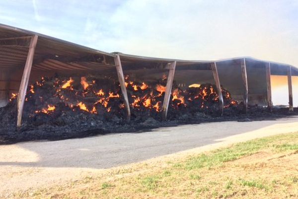 Les pompiers surveillent l'incendie sans pouvoir l'éteindre.