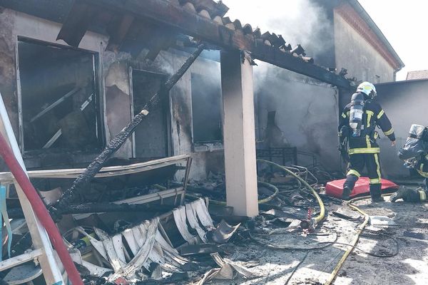 Un feu a pris au premier étage d'une maison équipée de panneaux photovoltaïques à Valros, ce jeudi 18 juillet 2024.