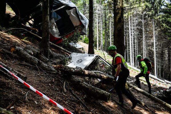 Visite de la protection civile italienne sur le lieu de chute de la télécabine quelques jours après le drame