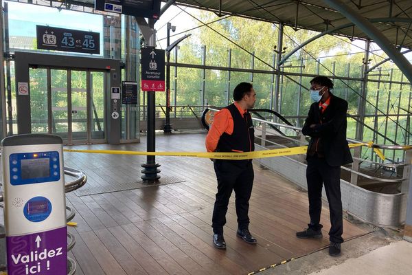 Un cordon de sécurité en gare de Lille Europe, après qu'une personne ait été heurtée par un train.