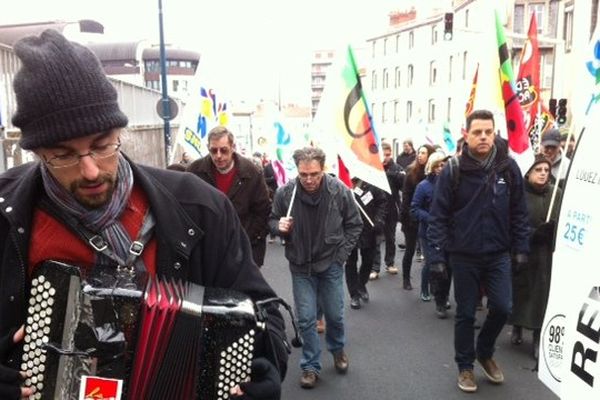 Environ 150 personnes, personnels et enseignants, ont défilé dans les rues de Clermont-Ferrand.