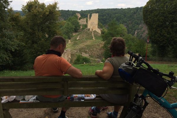 Des touristes devant l'ancienne forteresse médiévale de Crozant.